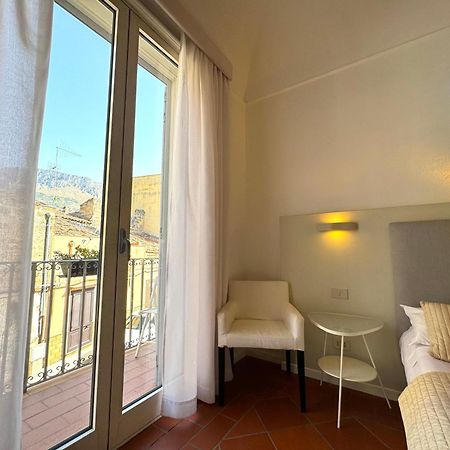 B&B Antichi Colori Cinisi Bagian luar foto