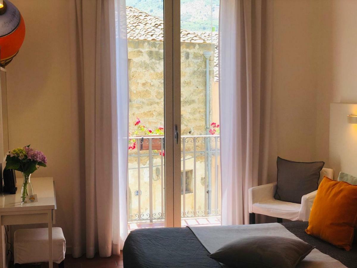 B&B Antichi Colori Cinisi Bagian luar foto